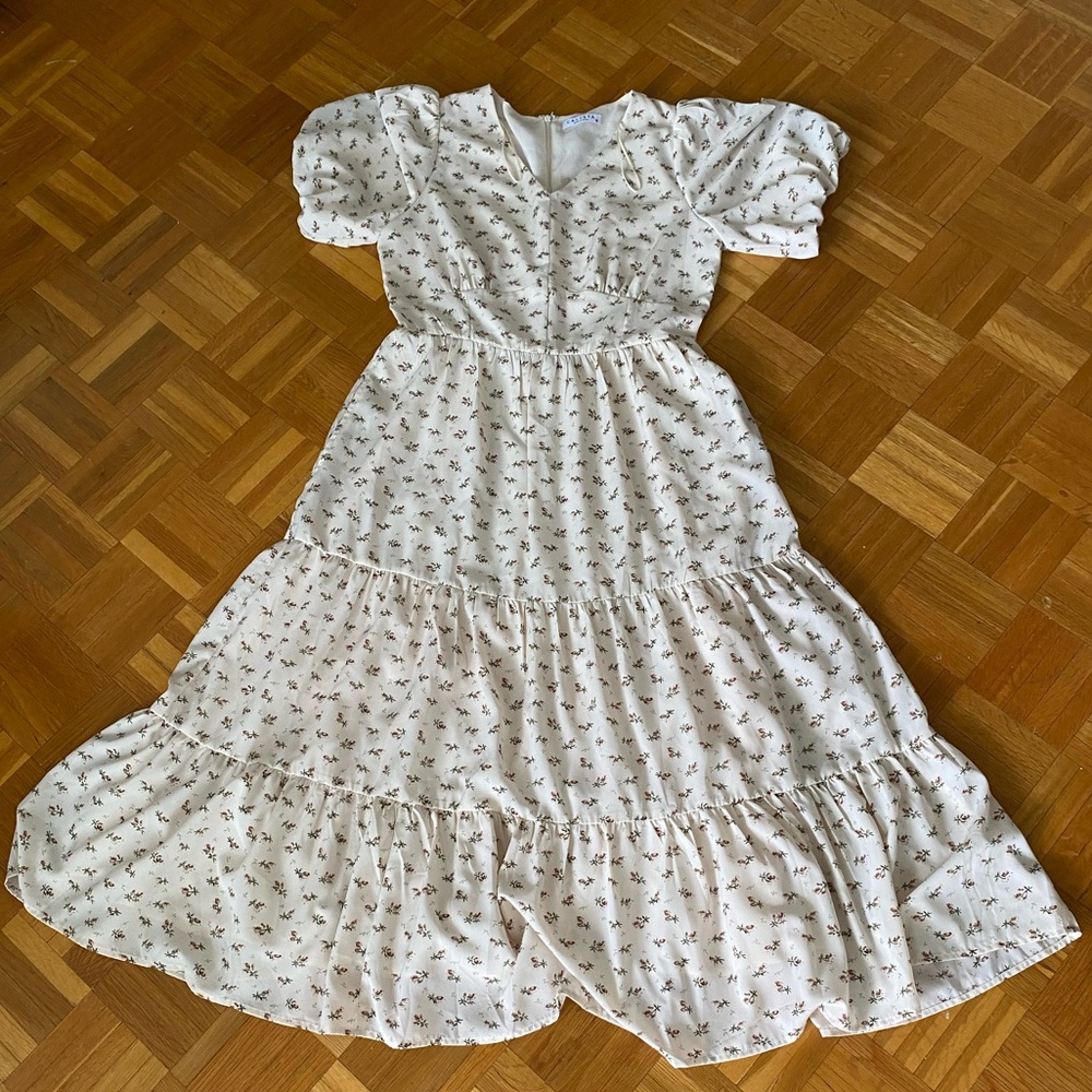 Calista dress, size M, cottage core style with flower print and puffed sleeves.
